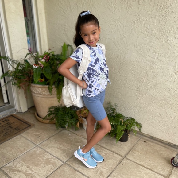 Hi I’m Zoe! Welcome to my closet🌸 - Picture 12 of 16